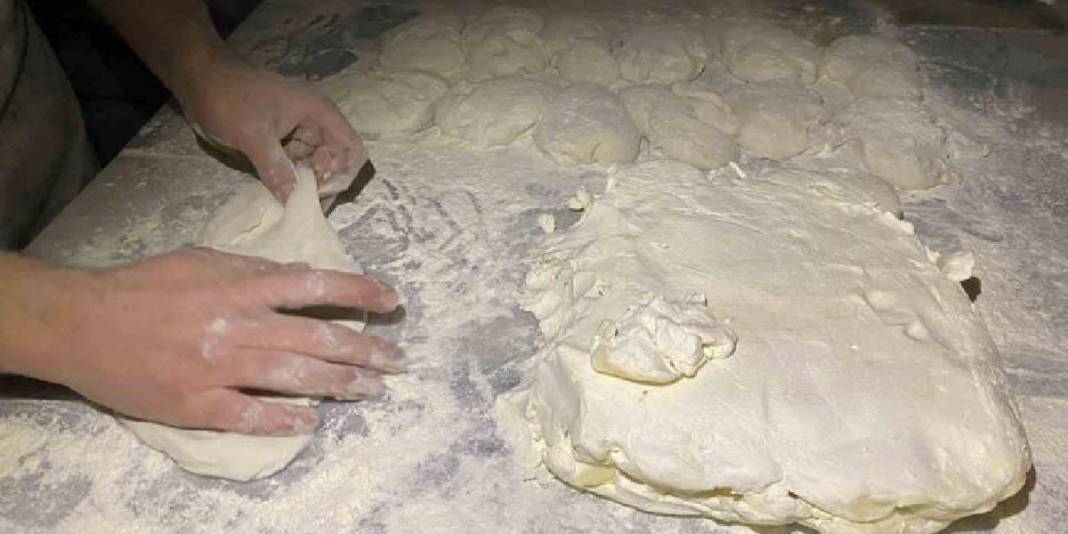 Özel teknikle yoğuruluyor odun ateşinde pişiyor! Bir yöreden Türkiye’ye uzanan lezzet: Kargoyla bile isteyen oluyor 3